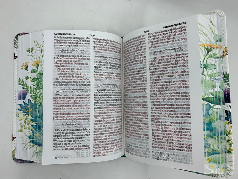 Cargue la imagen en el visor de la galería, Biblia de Bolsillo RVR 1960, imitación piel verde flores y mariposas

