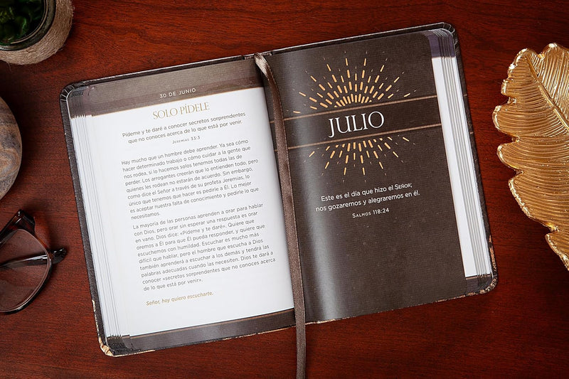 Cargue la imagen en el visor de la galería, Jesús primero para hombres: 365 devociones para comenzar tu día
