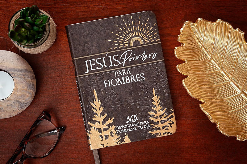 Cargue la imagen en el visor de la galería, Jesús primero para hombres: 365 devociones para comenzar tu día
