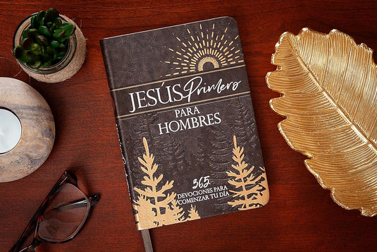 Jesús primero para hombres: 365 devociones para comenzar tu día