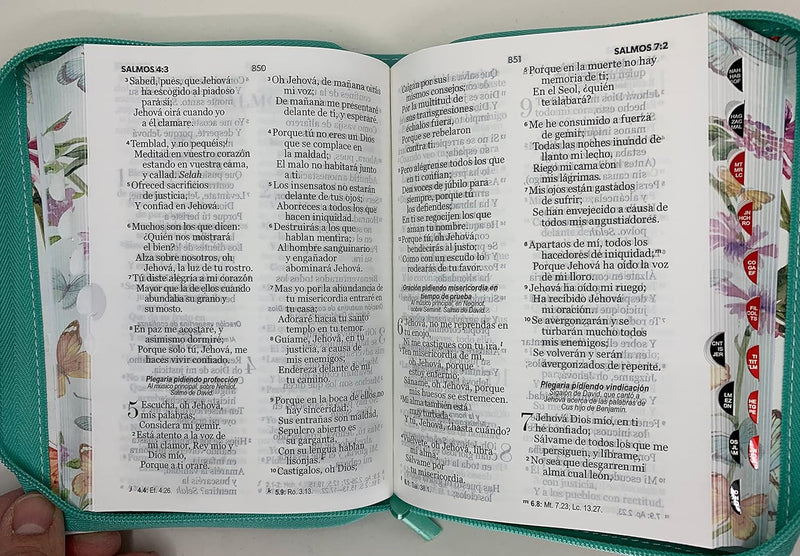 Cargue la imagen en el visor de la galería, Biblia RVR 1960, Tamaño portátil, Cierre zíper, con índice, Letra Grande, imitación piel turquesa mariposas
