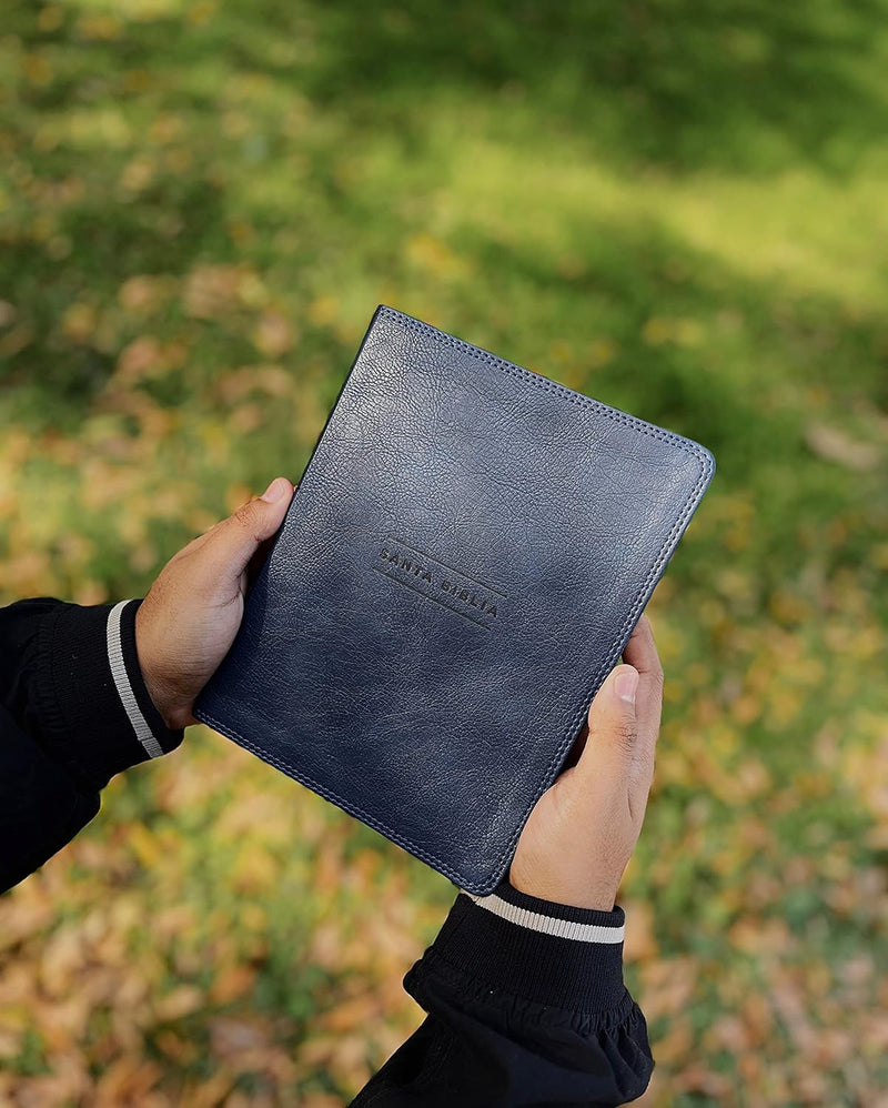 Cargue la imagen en el visor de la galería, Santa Biblia NVI, Revisión 2022, Edición para notas, Leathersoft Azul marino
