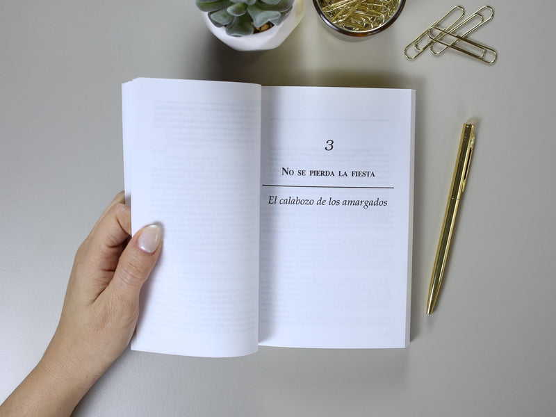 Cargue la imagen en el visor de la galería, Todavía remueve piedras (Ed. Bolsillo)
