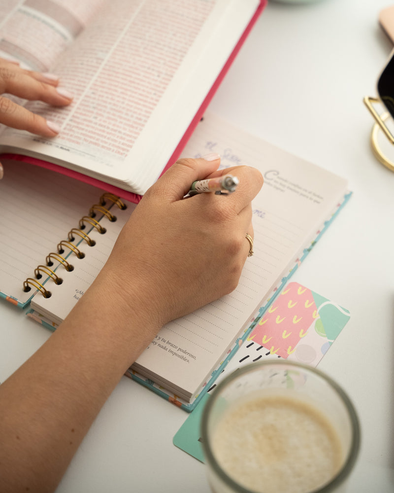 Cargue la imagen en el visor de la galería, Libreta tapa dura La temporada más feliz de mi vida
