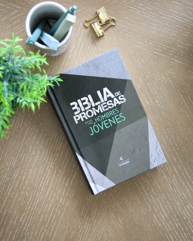 Cargue la imagen en el visor de la galería, Biblia de promesas edición para hombres jóvenes NTV, tapa dura
