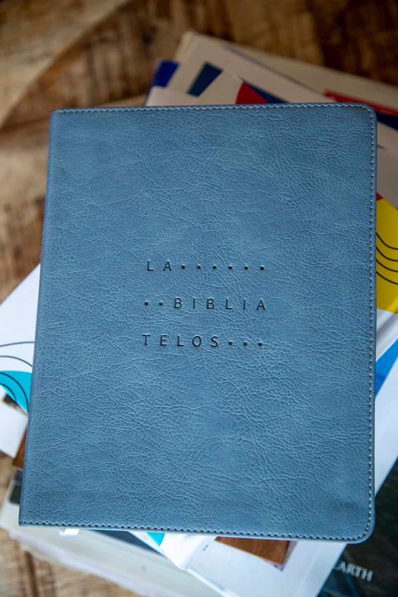 Cargue la imagen en el visor de la galería, La Biblia Telos para Jóvenes NVI, Revisión 2022, Leathersoft, Gris, Interior a dos colores, Comfort Print
