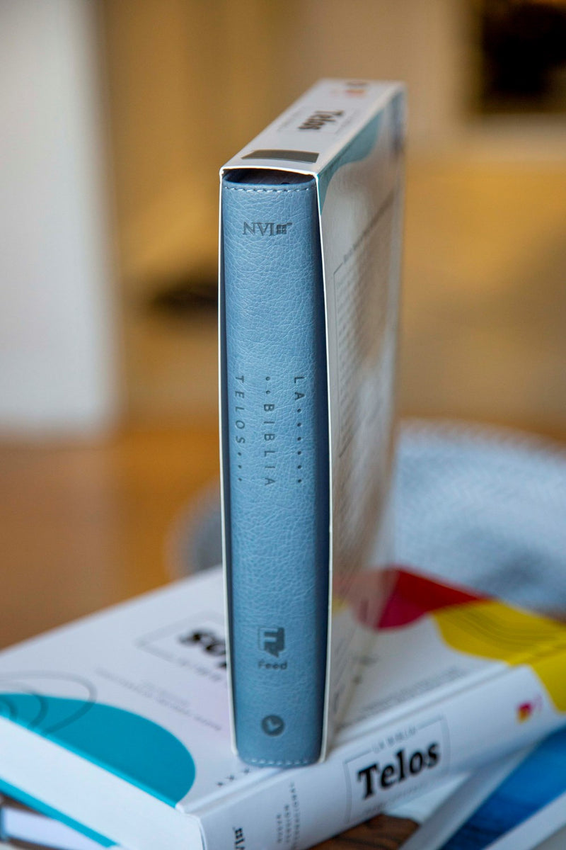 Cargue la imagen en el visor de la galería, La Biblia Telos para Jóvenes NVI, Revisión 2022, Leathersoft, Gris, Interior a dos colores, Comfort Print
