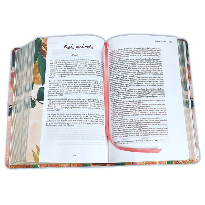 Cargue la imagen en el visor de la galería, Biblia devocional para mujeres Centrada en Cristo RVR 1960, símil piel floral
