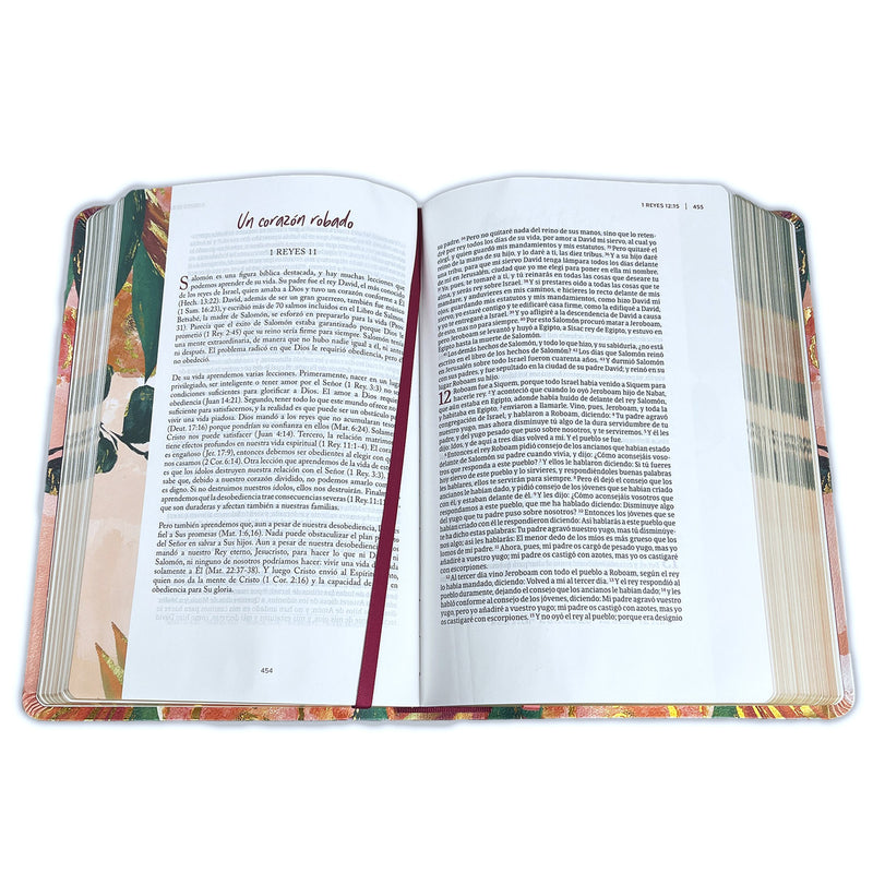 Cargue la imagen en el visor de la galería, Biblia devocional para mujeres Centrada en Cristo RVR 1960, símil piel floral
