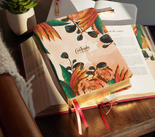 Biblia devocional para mujeres Centrada en Cristo RVR 1960, símil piel floral