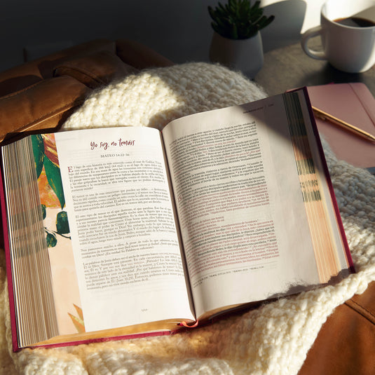 Biblia devocional para mujeres Centrada en Cristo RVR 1960, símil piel floral
