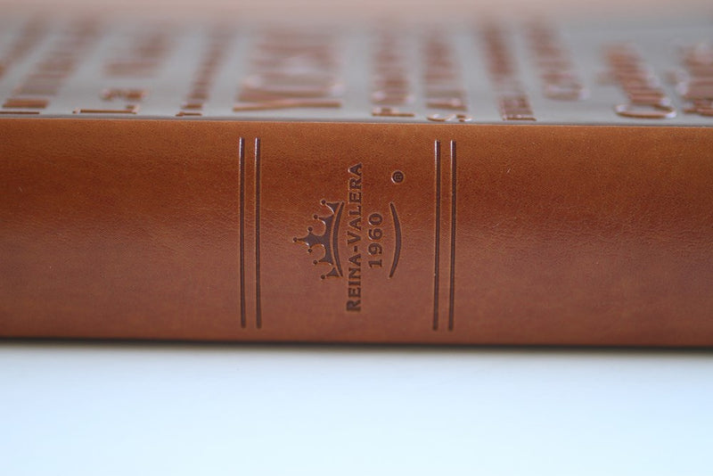 Cargue la imagen en el visor de la galería, Biblia RVR 1960, Letra Grande, Tamaño Manual, simil piel canela con nombres de Dios
