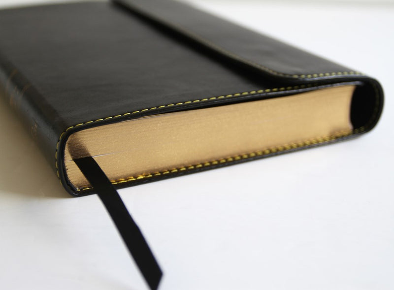 Cargue la imagen en el visor de la galería, Biblia RVR 1960, Tamaño Manual, Letra Grande, símil negro con solapa e imán
