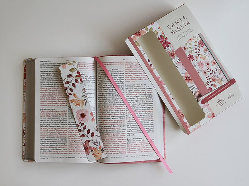 Cargue la imagen en el visor de la galería, Biblia ultrafina RVR 1960, Letra Grande, Tamaño Manual, imitación piel rosada con flores
