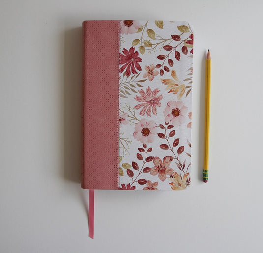 Biblia ultrafina RVR 1960, Letra Grande, Tamaño Manual, imitación piel rosada con flores
