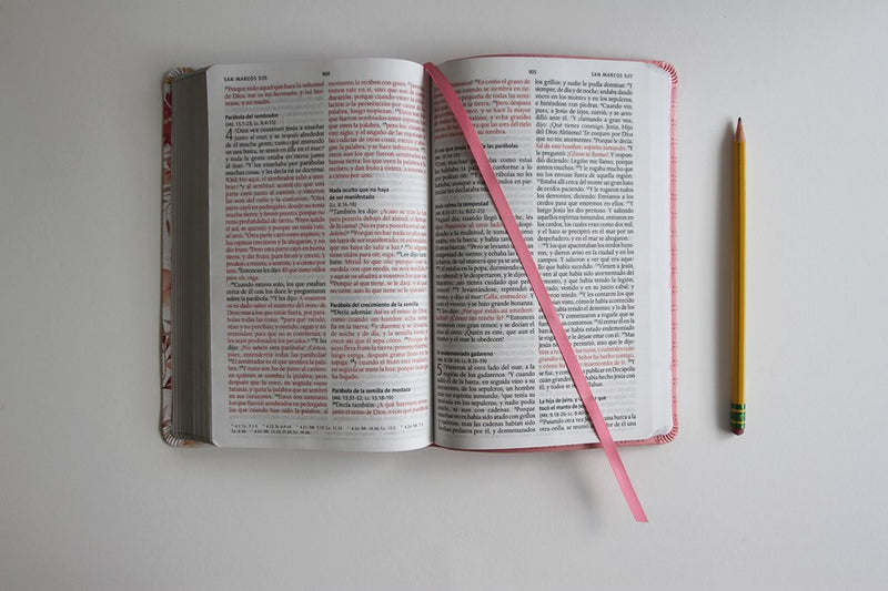 Cargue la imagen en el visor de la galería, Biblia ultrafina RVR 1960, Letra Grande, Tamaño Manual, imitación piel rosada con flores
