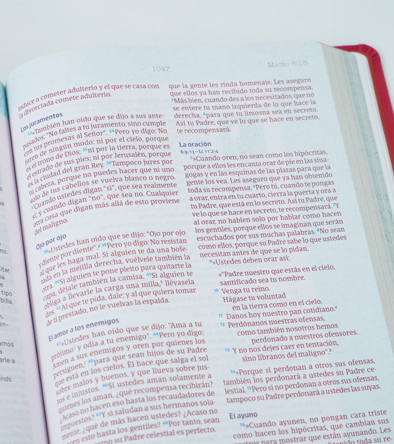 Cargue la imagen en el visor de la galería, Biblia temas cotidianos para mujeres NVI, imitación piel rosada
