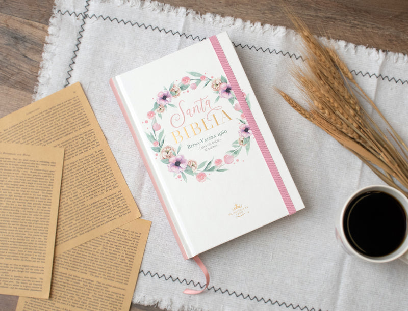 Cargue la imagen en el visor de la galería, Biblia RVR 1960, Tamaño Manual, Letra Grande, tapa dura con elástico flor
