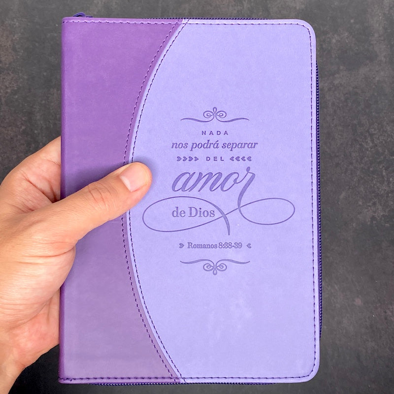 Cargue la imagen en el visor de la galería, Libreta con cierre de zíper Amor de Dios, imitación piel lila
