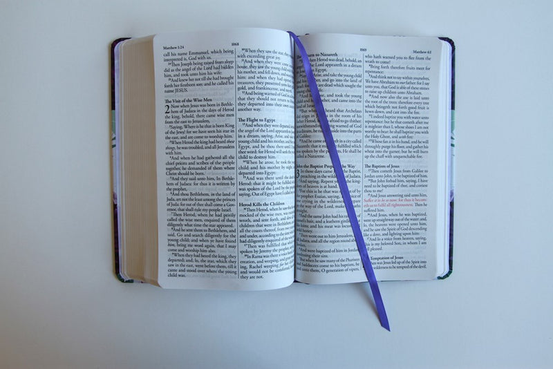 Cargue la imagen en el visor de la galería, KJV Holy Bible, Large Print, Purple Cloth Hardcover with Floral Design (Biblia en inglés)
