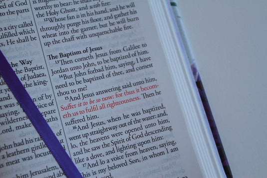 KJV Holy Bible, Large Print, Purple Cloth Hardcover with Floral Design (Biblia en inglés)