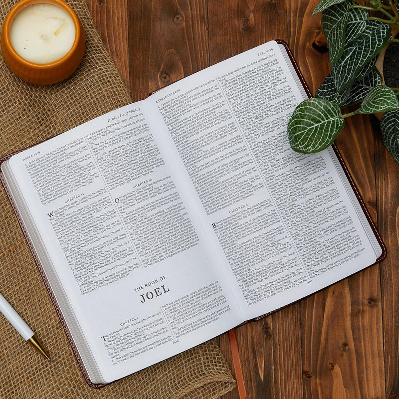 Cargue la imagen en el visor de la galería, KJV, Deluxe Gift Bible, Leathersoft, Teal, Red Letter, Comfort Print: Holy Bible, King James Version
