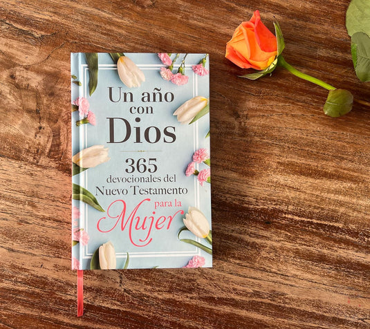 Un año con Dios: 365 devocionales del Nuevo Testamento para la Mujer