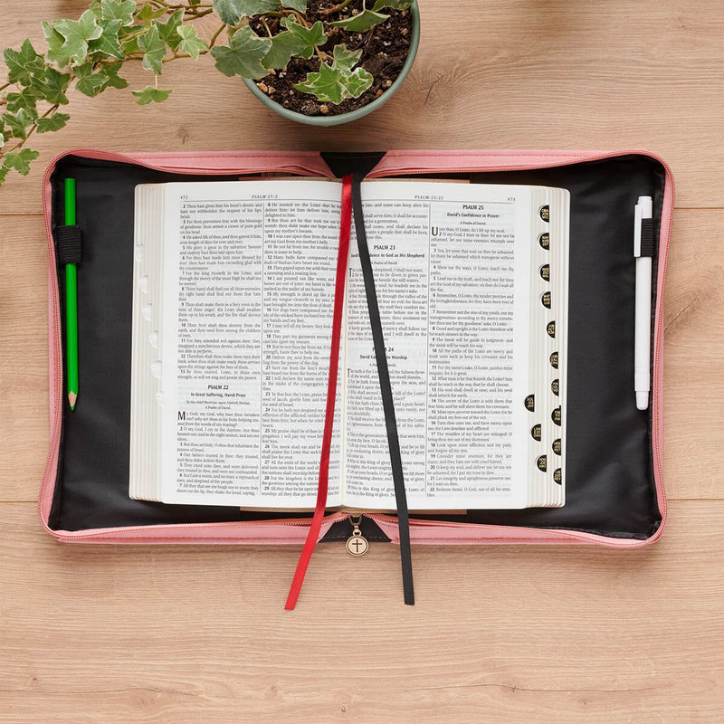 Cargue la imagen en el visor de la galería, Estuche para Biblia "Those Who Trust in the Lord" – Isaías 40:31
