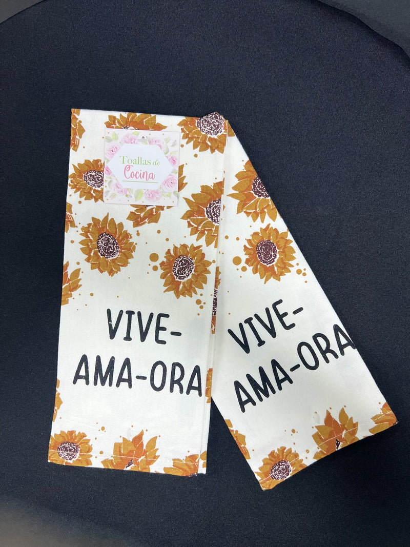 Cargue la imagen en el visor de la galería, Toalla de cocina &quot;Vive-Ama-Ora&quot;
