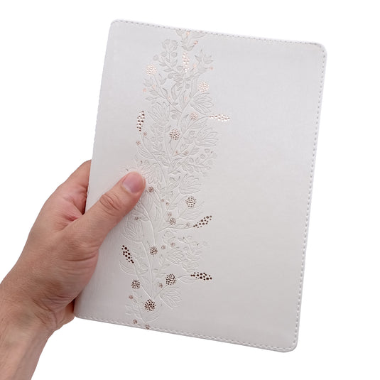 Biblia devocional los Lenguajes del Amor RVR 1960, edición blanca con oro rosa