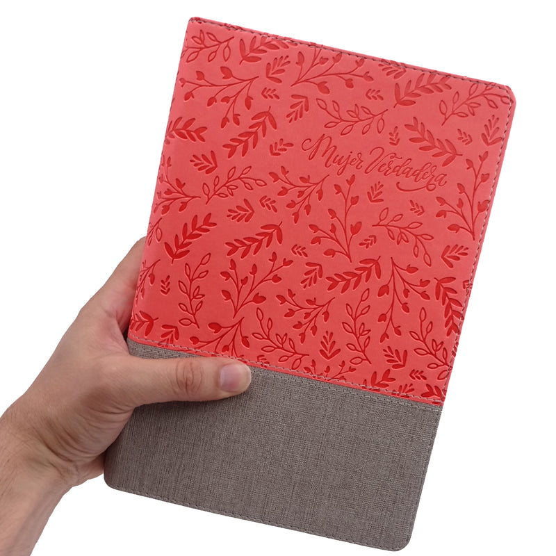 Cargue la imagen en el visor de la galería, Biblia devocional Mujer Verdadera RVR60, imitación piel coral
