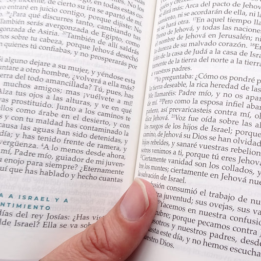 Biblia devocional Mujer Verdadera RVR60, imitación piel coral