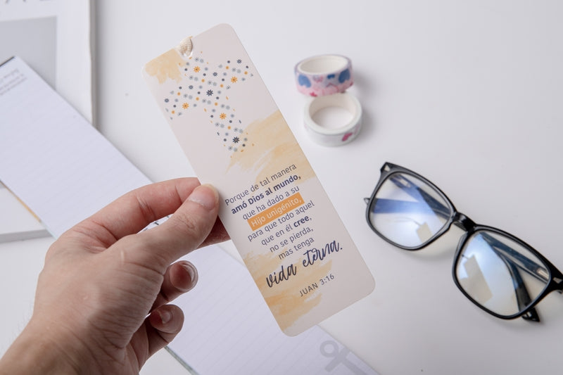 Cargue la imagen en el visor de la galería, Separador de Libro con Cinta – Juan 3:16
