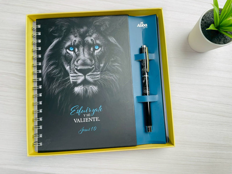 Cargue la imagen en el visor de la galería, Set Libreta y lapicero León "Esfuérzate y sé valiente"
