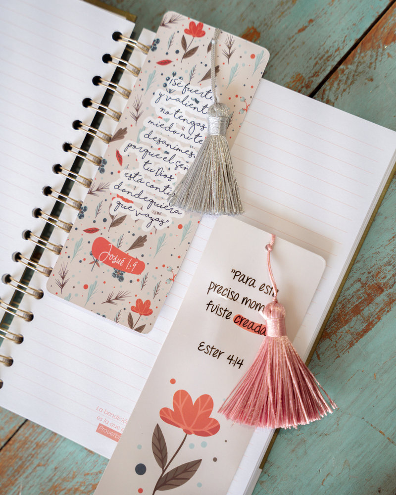 Cargue la imagen en el visor de la galería, Set de 2 separadores con borla "Sé fuerte y valiente"
