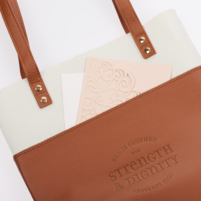 Cargue la imagen en el visor de la galería, Bolso Tote "Strength &amp; Dignity" – Proverbios 31:25, café
