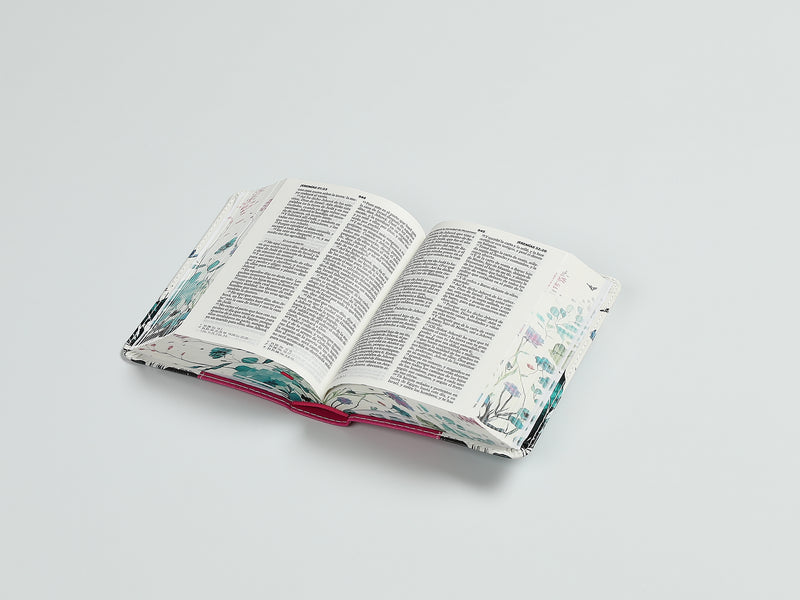 Cargue la imagen en el visor de la galería, Biblia de Bolsillo RVR 1960, imitación piel fucsia flores y mariposas
