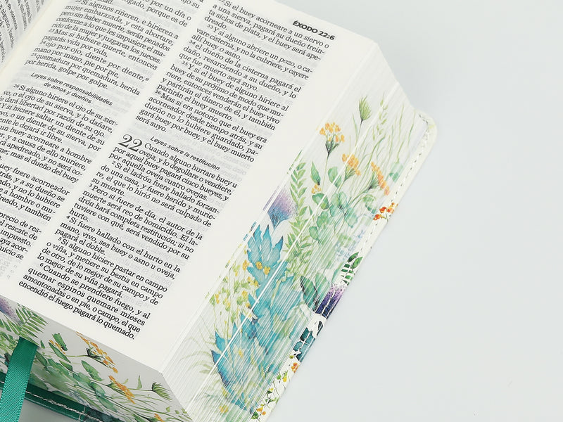 Cargue la imagen en el visor de la galería, Biblia de Bolsillo RVR 1960, imitación piel verde flores y mariposas
