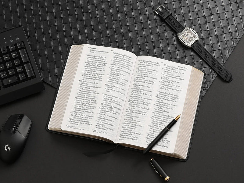 Cargue la imagen en el visor de la galería, Biblia RVR 1960, Tamaño manual, Letra Gigante, imitación piel negro
