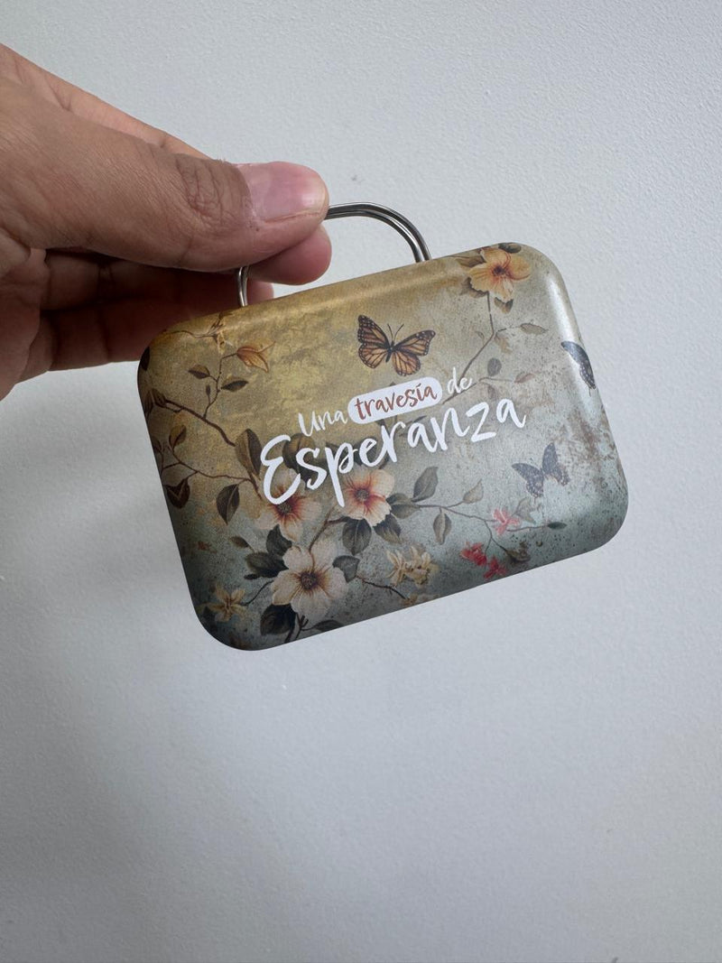 Cargue la imagen en el visor de la galería, Cajita con promesas- Una travesía de esperanza
