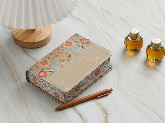 Biblia RVR 1960, Tamaño portátil, Letra Grande, imitación piel café con flores