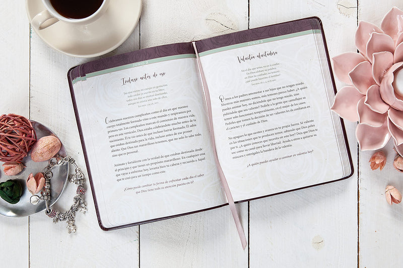 Cargue la imagen en el visor de la galería, Fuerzas para cada día para la mujer: Devocional de 365 días
