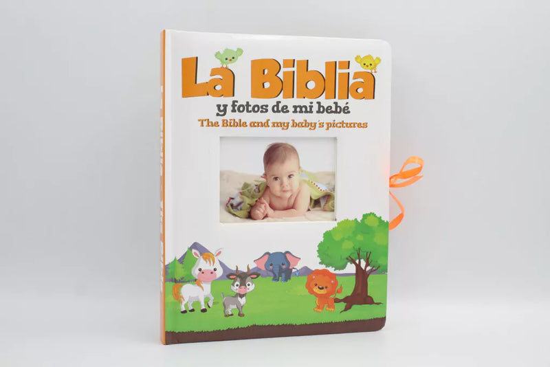 Cargue la imagen en el visor de la galería, La Biblia y fotos de mi bebé- The Bible and my baby&#39;s pictures (Bilingüe)
