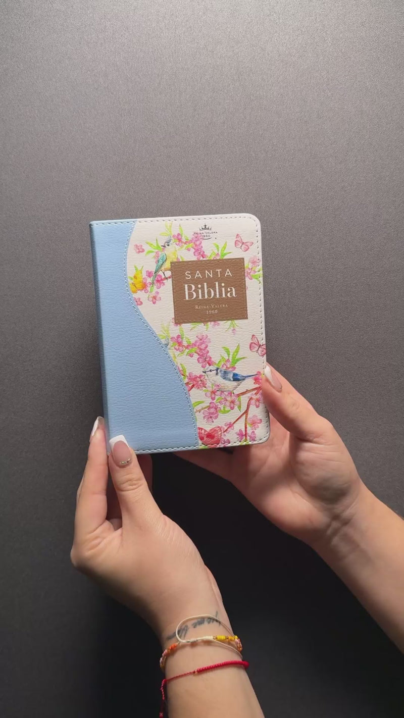 Cargar y reproducir video en Gallery Viewer, Biblia de Bolsillo RVR 1960, imitación piel celeste flores y pájaros
