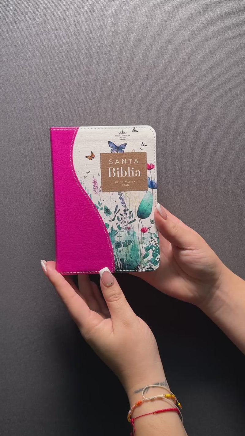 Cargar y reproducir video en Gallery Viewer, Biblia de Bolsillo RVR 1960, imitación piel fucsia flores y mariposas
