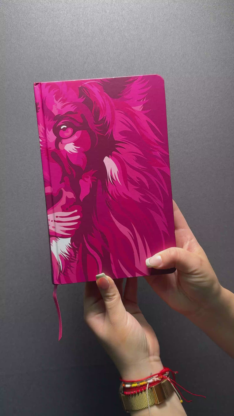 Cargar y reproducir video en Gallery Viewer, Biblia León de Judá RVR 1960, Letra Grande, Tamaño Manual, Tapa dura fucsia
