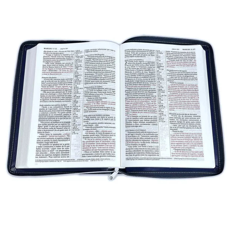 Cargue la imagen en el visor de la galería, Santa Biblia NTV, con zíper, con referencias, Letra Grande, imitación piel azul
